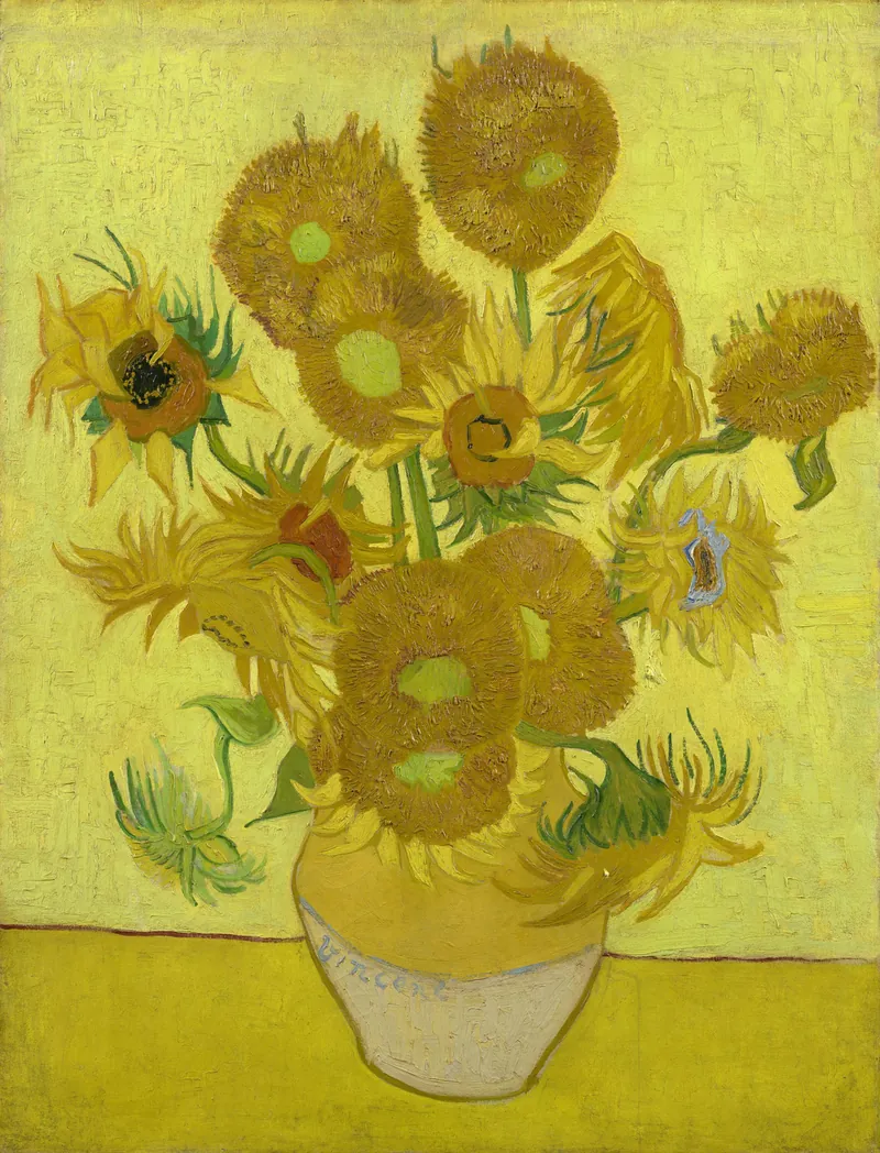 Zonnebloemen van Vincent van Gogh: vijftien zonnebloemen in een aardewerken vaas met de naam Vincent erop, sommige in bloei en andere verwelkt, tegen een lichtgele muur op een gele tafel.